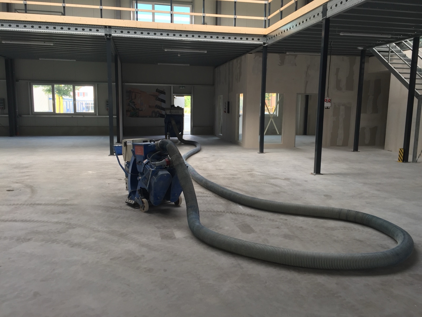 Kugelstrahlen des Betonbodens zur Untergrundvorbereitung