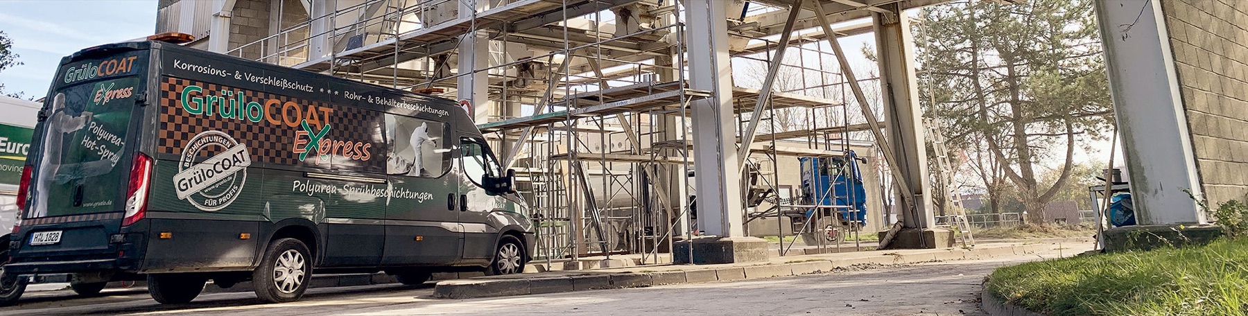 Einsatzfahrzeug von GrüloCOAT GmbH vor einer Industrieanlage