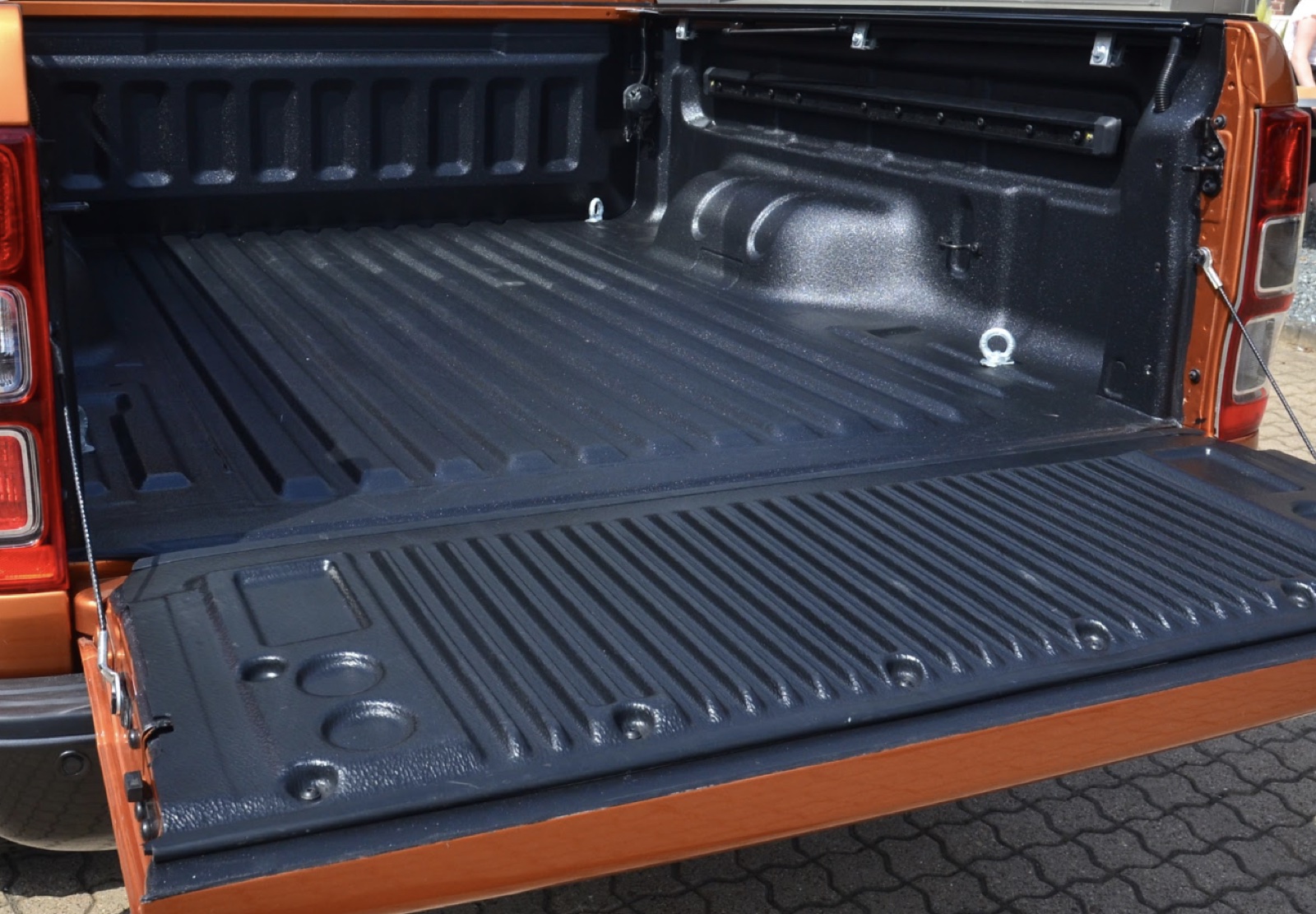 Fertig beschichtete Ladefläche und Heckklappe desselben Pick-up