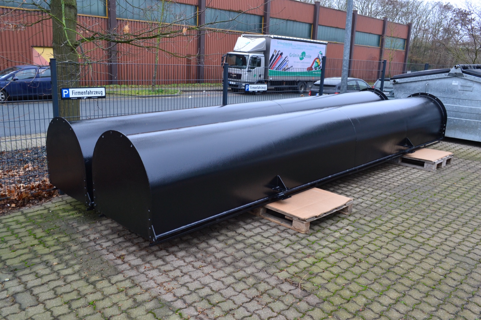 Dieselben Stahlbehälter fertig schwarz beschichtet