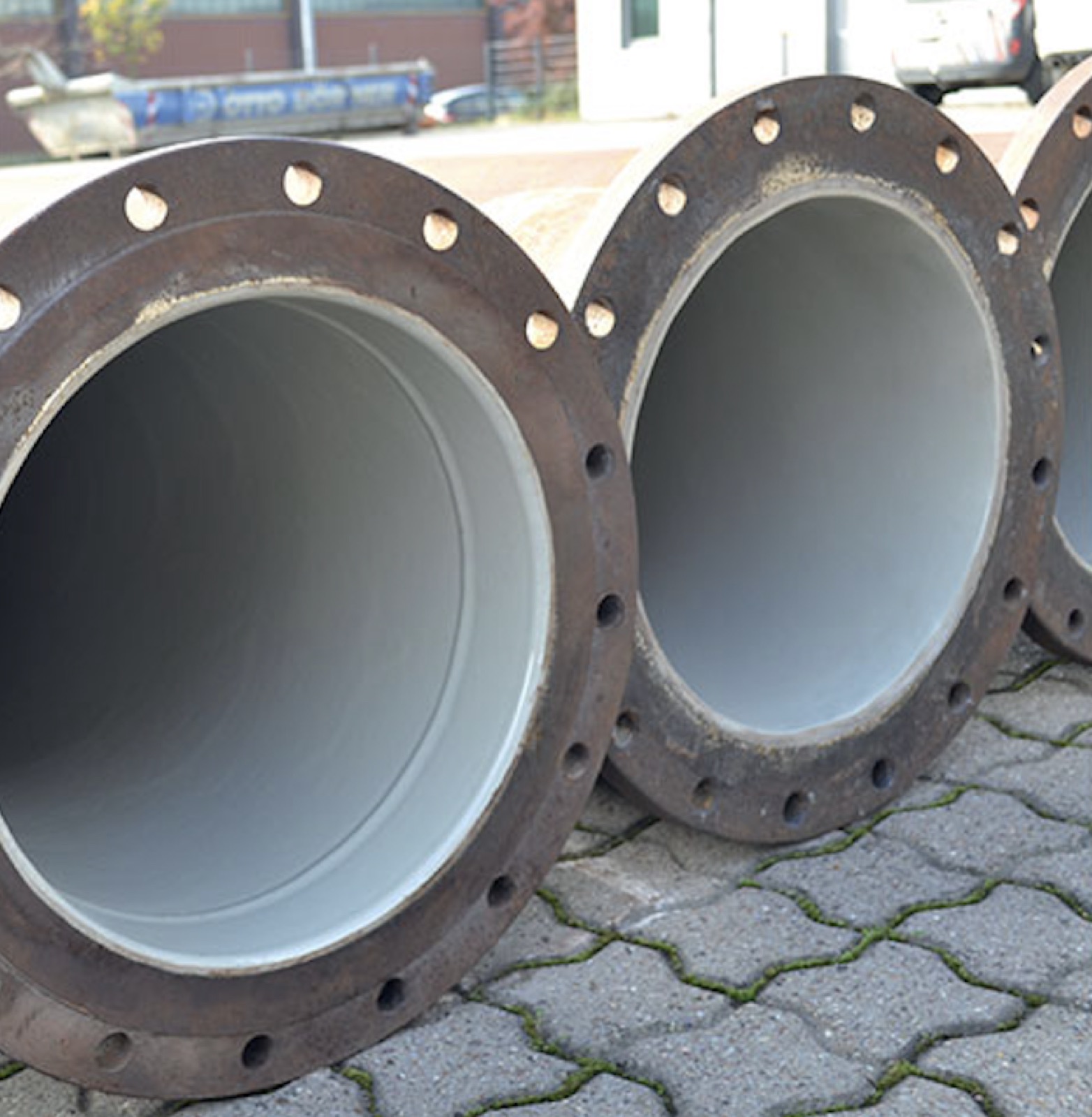 Fertig beschichtete Rohrsegmente mit Flanschverbindungen